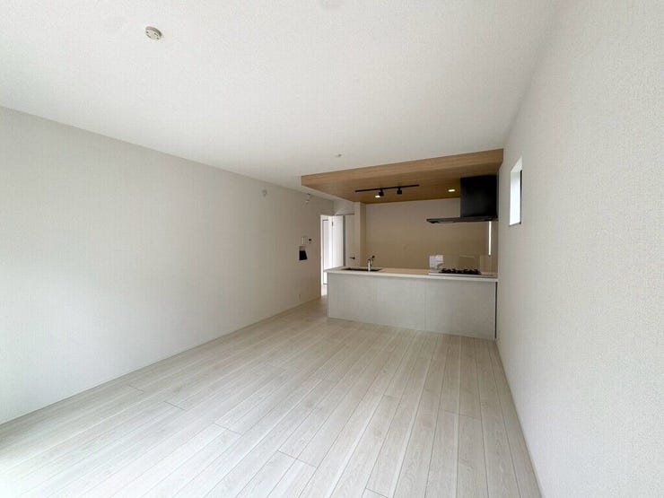 【Living】家族が集まりやすい場所で、くつろぎと会話が自然に生まれます。
