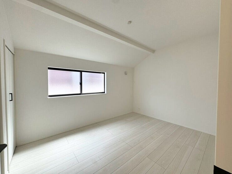 【Bedroom】ベッドとデスクを置いてもゆとりのある、使い勝手の良い広さの洋室です。