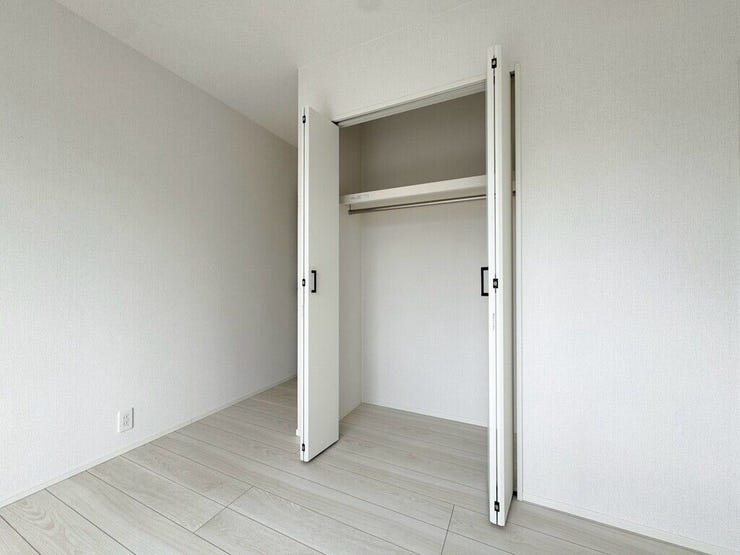 【Bedroom】クローゼット完備で収納力◎。家具の配置もしやすい機能的な洋室です。