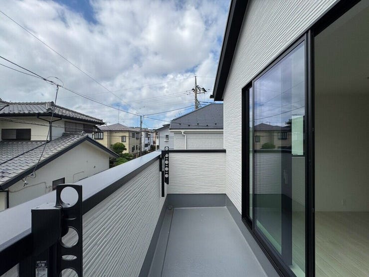 【Balcony】日当たりの良いバルコニーはお洗濯物がしっかり乾きやすく、毎日の家事にも重宝します。