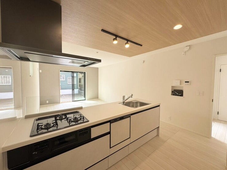 【kitchen】効率よく使える広々キッチン。収納力も高く、料理の時間がスムーズに。
