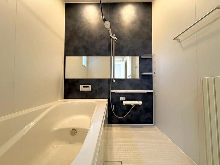 【Bathroom】お子様とのバスタイムにも十分な広さがあり、掃除も簡単にできます。