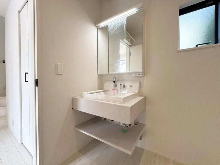 【Washroom】毎朝の準備がスムーズに。広めの洗面台と収納が使いやすい洗面所です。