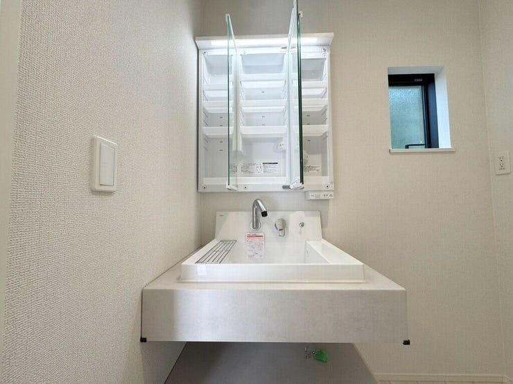 【Washroom】すっきりとしたデザインで、毎日の生活が快適に。収納も豊富な洗面所です。