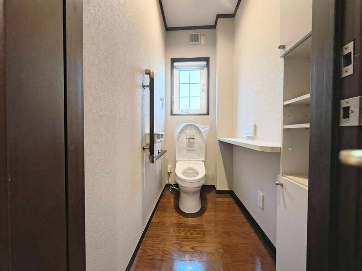 【Toilet】清潔感があり、落ち着いたデザインのトイレ。家族みんなが快適に使えます。