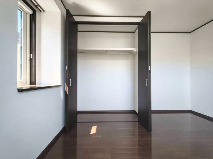 【Bedroom】クローゼット完備で収納力◎。家具の配置もしやすい機能的な洋室です。