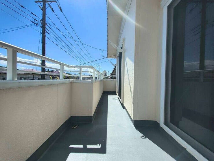 【Balcony】日当たりの良いバルコニーはお洗濯物がしっかり乾きやすく、毎日の家事にも重宝します。