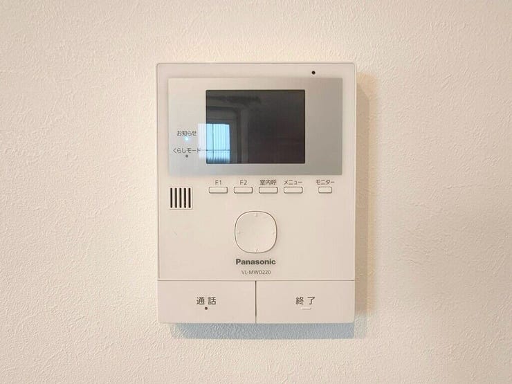 【Facilities】来訪者を確認できるモニター付きインターホンで、防犯面も安心です。