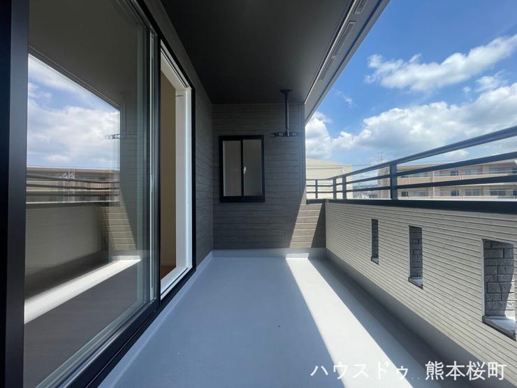 ■空の下の開放的な特等席■日光浴や読書、外の空気を感じながらリフレッシュ。暮らしを豊かにする、もう一つの心地よい空間です。