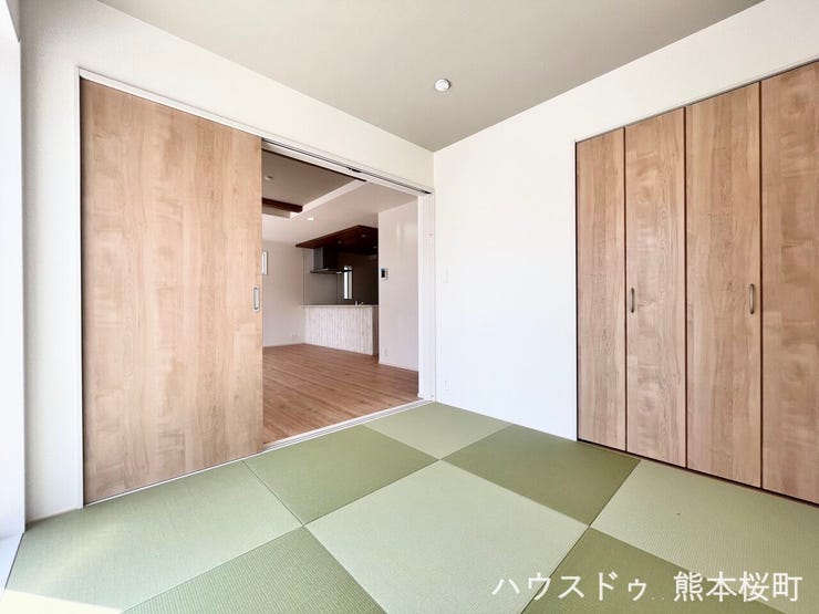 ■1階4.5帖和室■ゲストをもてなし、昼寝や家事にも使える、畳のぬくもりが心地よい多目的万能スペース。