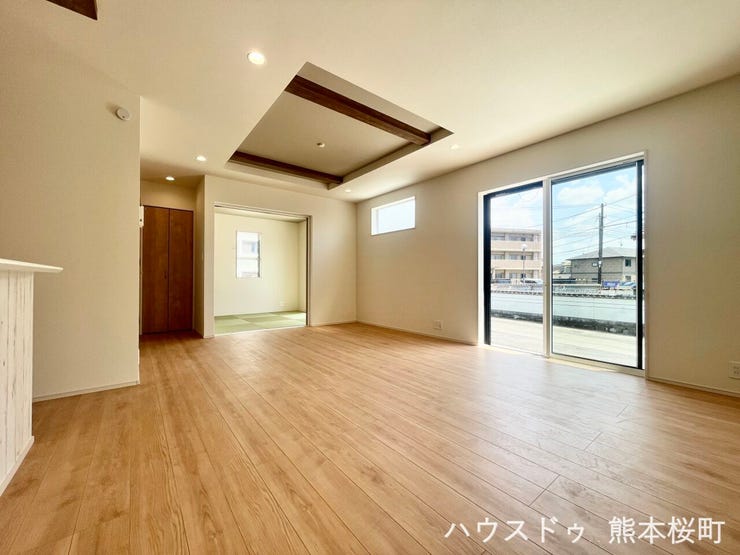 ■安らぎと笑顔の中心地■陽光が優しく降り注ぎ、会話が自然と弾む。ここでは、毎日が特別な時間へと変わります。