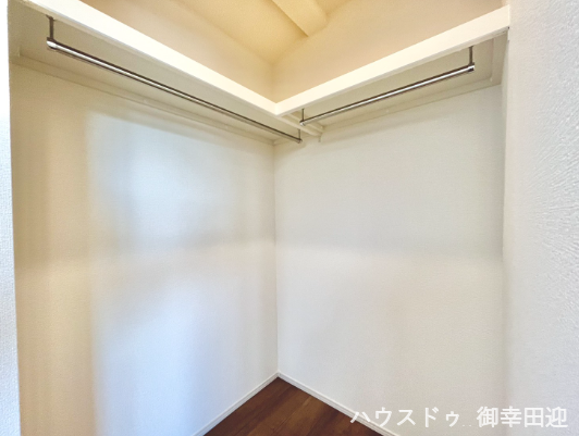 ■2階7.0帖洋室WIC■衣類から小物まで一ヶ所に集約。整理整頓がしやすく、毎日のコーディネートが楽しくなるゆとりの収納です。