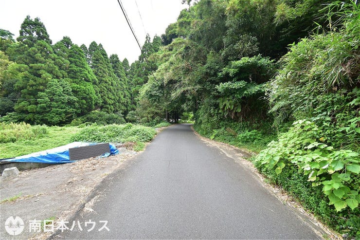 春山町 売土地 【前面道路】南西向きの前面道路です！自然豊かな静かな住環境です！