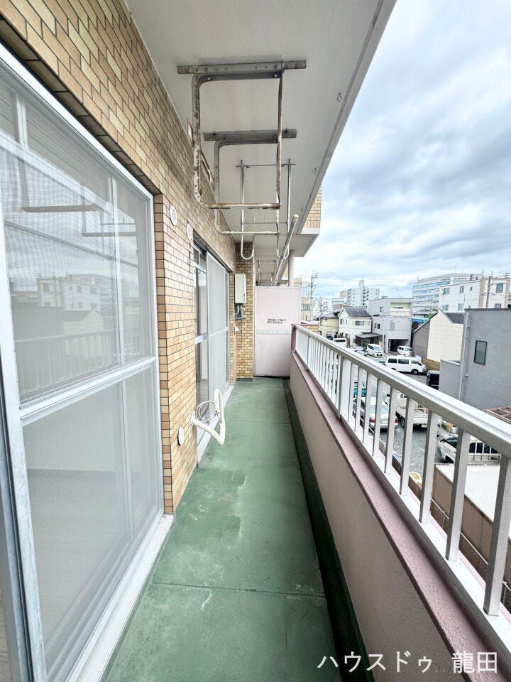 陽当たりの良い広々としたバルコニー。洗濯物もたっぷり干せ、心地よい風を感じる癒やしの場所になります。