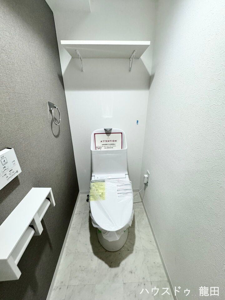 背面に収納棚を設置。トイレットペーパーのストックも見えない場所に隠せて、すっきり片付きます。