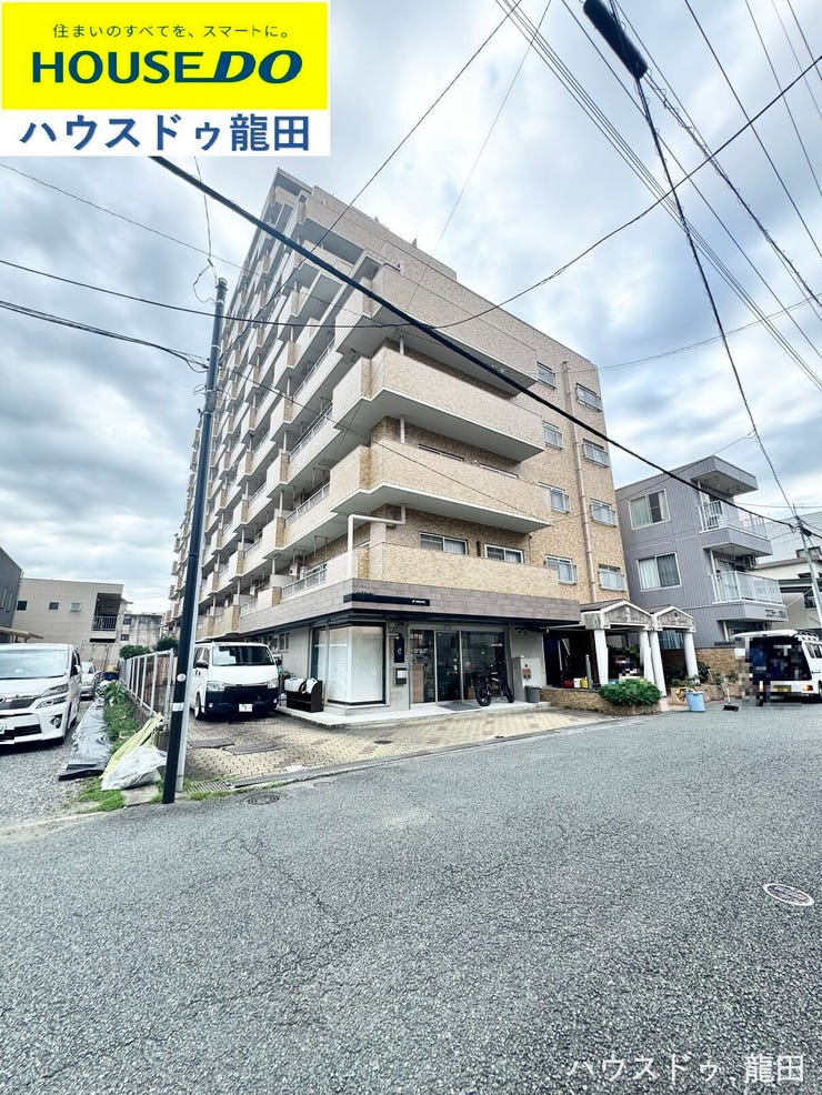 穏やかな通り沿いに建つ、暮らしやすいマンション。お子様とのお出かけもスムーズに楽しめます。