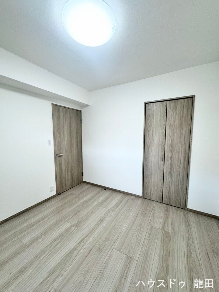 木目の温もりを感じる、穏やかな個室。日々の疲れを癒やす寝室として、心地よい安らぎを届けてくれます。