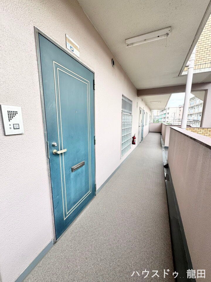 きれいに整えられた共用廊下は、管理体制の良さの証。気持ちよく暮らせる住環境が整っています。