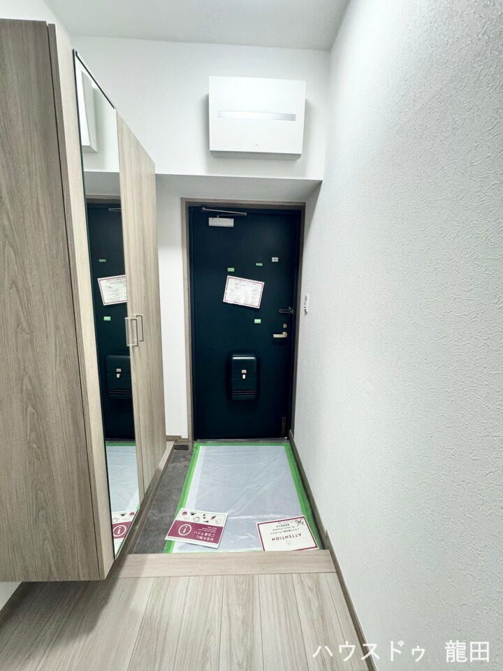 ミラー付きの収納で、お出かけ前の身だしなみもスムーズに。家族の靴を隠して、いつもすっきりとした玄関へ。