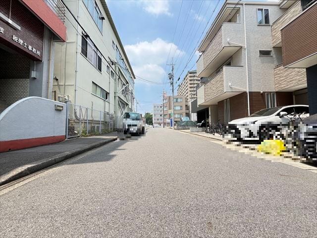車が余裕を持ってすれ違うことが出来る道幅です。車の出し入れも余裕を持って行うことが出来ます。