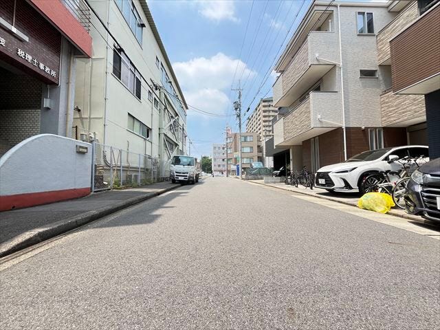 車の出し入れもしやすく、また配達などの車が停まっていても通行出来る道幅となっています。