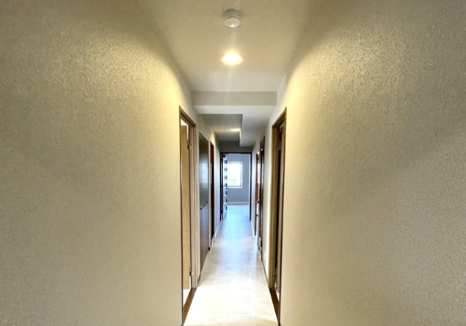 玄関からまっすぐ伸びる廊下は、お部屋全体の風通しの良さを予感させます。