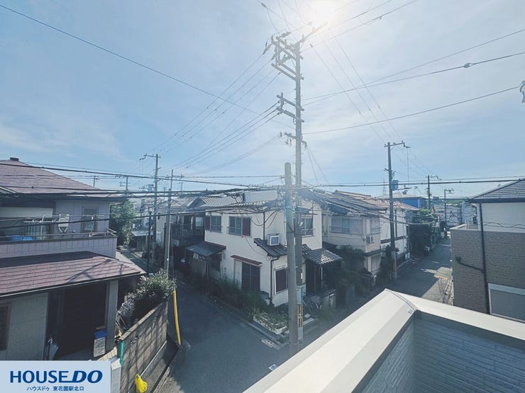 周辺の街並みを見渡せる、開けた景観が楽しめるバルコニーです☆心地よい風が吹き抜け、外の空気を感じられる開放的な場所♪ふとした時に空を見上げて、穏やかなひとときを過ごせます!