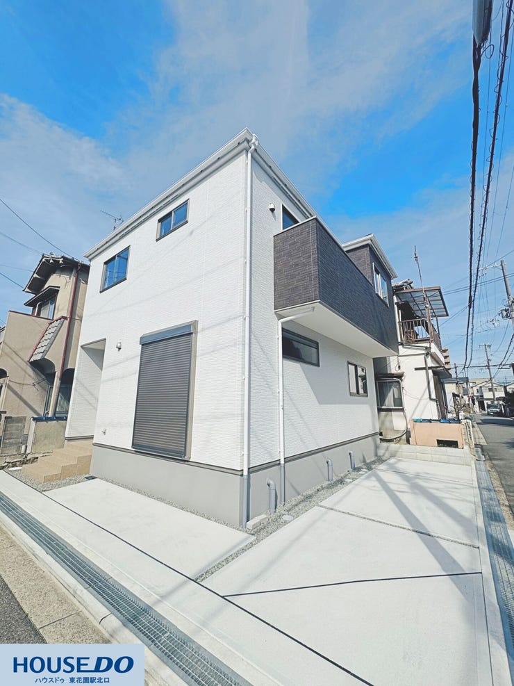 青空に映えるスタイリッシュな外観の一戸建てです☆駐車スペースも確保されており、機能的かつモダンなデザインが日常を豊かに彩ります♪