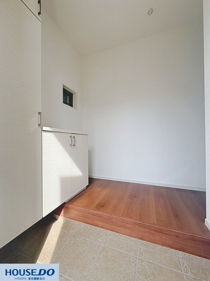 自然光が優しく届く玄関です☆明るい色合いの収納棚は圧迫感が少なく、日々の出入りが軽やかに感じられます♪すっきりとした空間で、清潔感のある雰囲気が保てるデザインです!