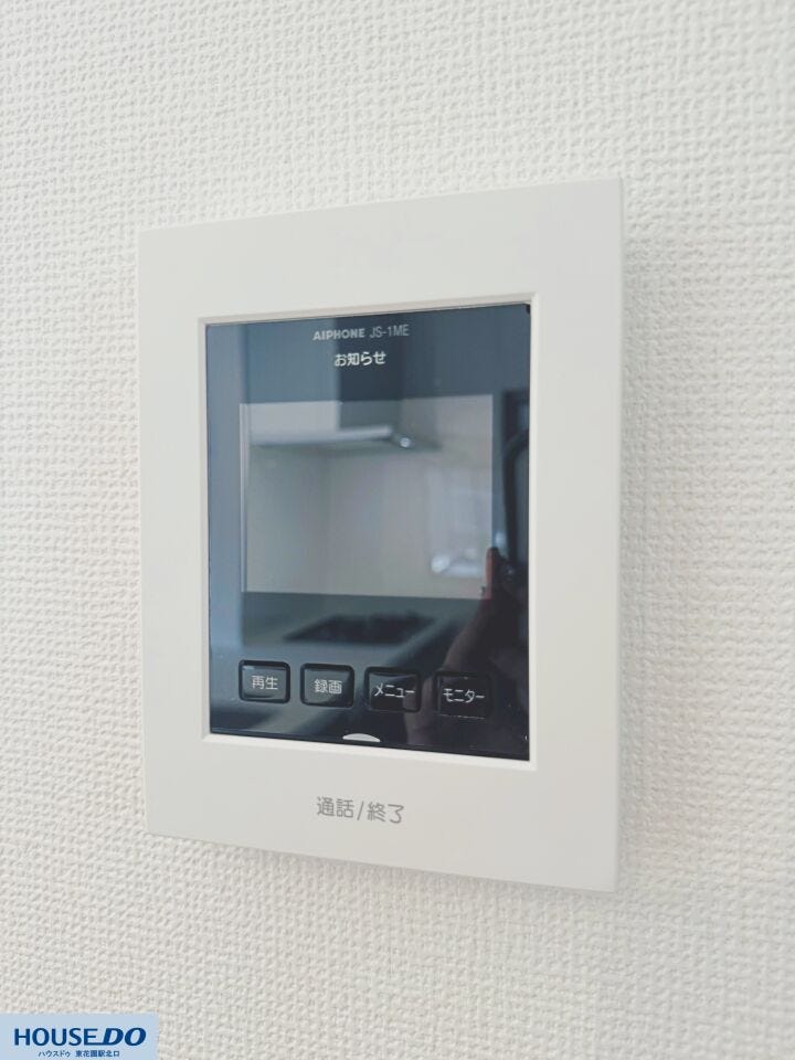 来訪者の顔を確認できるモニター付きインターホンを設置しています☆防犯面にも配慮されており、室内から落ち着いて対応できる安心の機能です♪毎日の安全を守る大切な設備です!