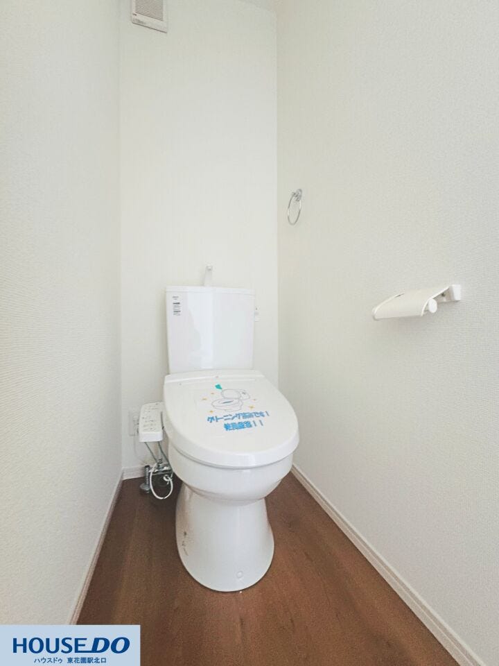 清潔感あふれるシンプルなトイレ空間です☆お手入れがしやすい設計で、日々の清掃もスムーズに行えます!コンパクトながら機能的で、使い勝手の良い心地よい場所となっています♪
