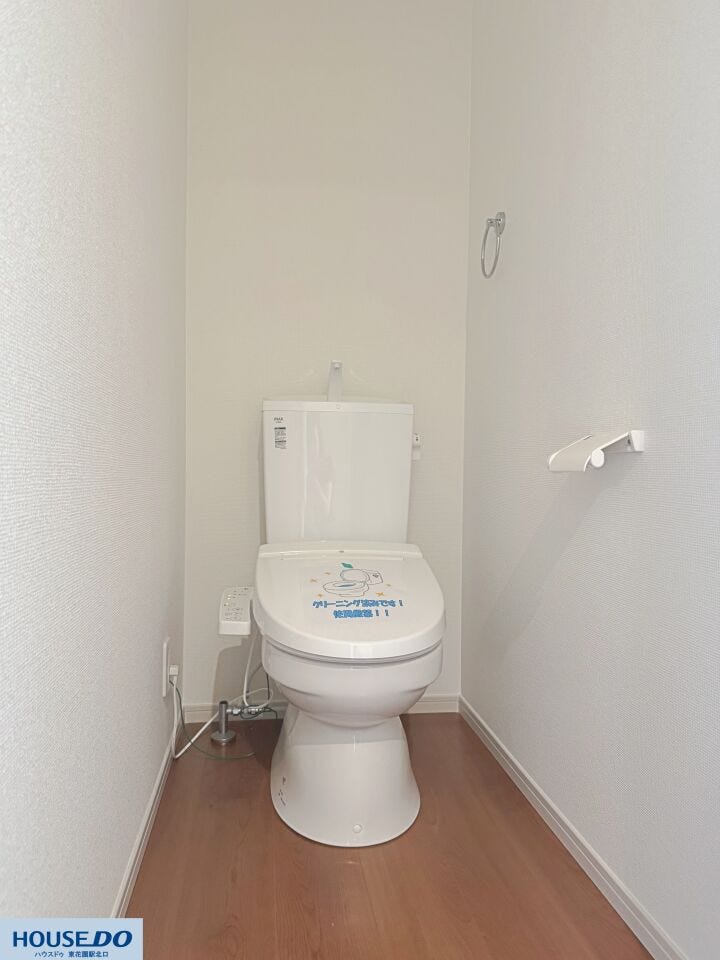 清潔感あふれるシンプルなトイレ空間です☆お手入れがしやすい設計で、日々の清掃もスムーズに行えます!コンパクトながら機能的で、使い勝手の良い心地よい場所となっています♪