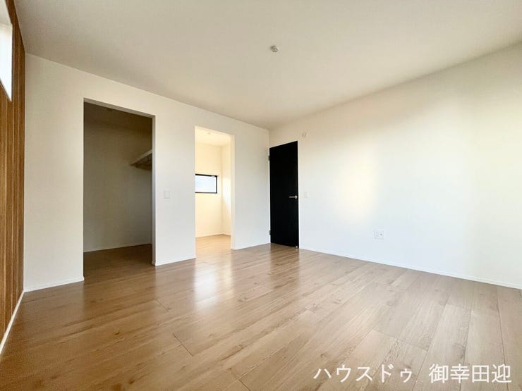 ■2階8帖洋室■心からリラックスできる静けさ、上質な眠りで、毎日をリセットします。明日への活力を養う空間です。