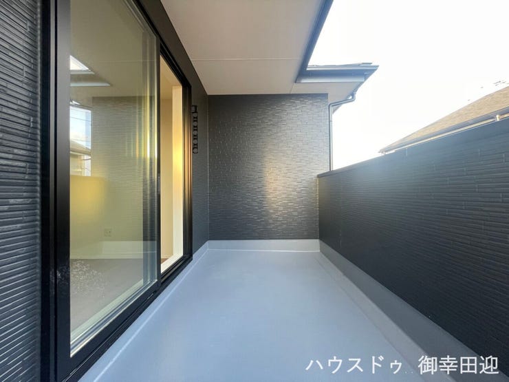 ■空の下の開放的な特等席■日光浴や読書、外の空気を感じながらリフレッシュ。暮らしを豊かにする、もう一つの心地よい空間です。