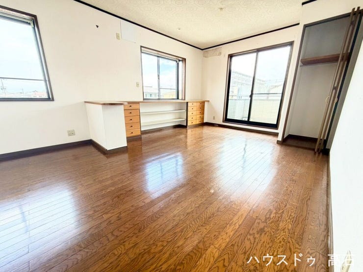 2階洋室 約19畳
クローゼットが2カ所あります!
窓が4カ所もあり光が充分に入ります。