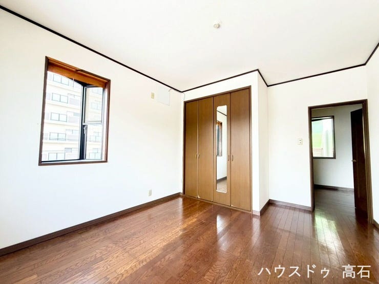2階洋室 約6.5畳
ライフステージに合わせられる:子供部屋、寝室、あるいは趣味の部屋など、用途に合わせて柔軟に模様替えができます。