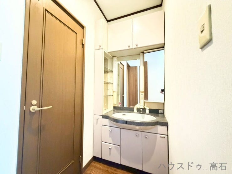 2階洗面所
寝る前の歯磨きや夜中に目が覚めた際、わざわざ階段を上り下りする必要がなくなります。