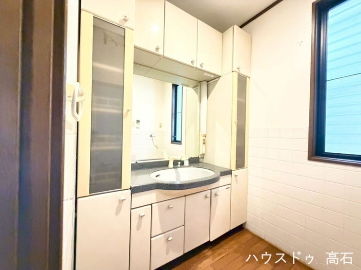 1階洗面所
天井までのフルキャビネット:左右のトール型収納に加え、鏡の上部や洗面台の下まで、隙間なく収納が配置されています。