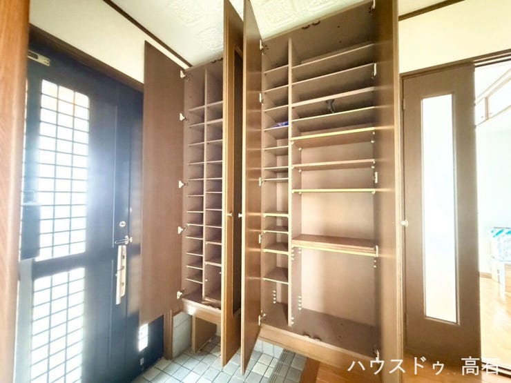 玄関がいつもすっきり:これだけの容量があれば、玄関のたたき(床面)に靴が出しっぱなしになるのを完全に防げます。