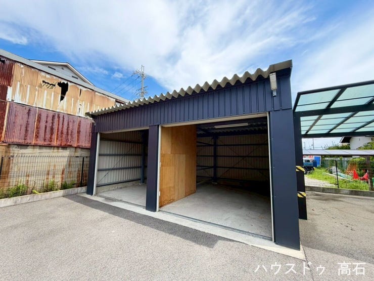 シャッターを閉めれば外から中が一切見えなくなるため、高級車やバイク、高価な工具、タイヤなどの盗難リスクを極限まで減らせます。