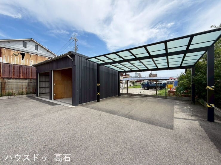 パネル屋根になっており、しっかり雨や直射日光(紫外線)を遮りつつ、光を通して足元を明るく保ってくれます。