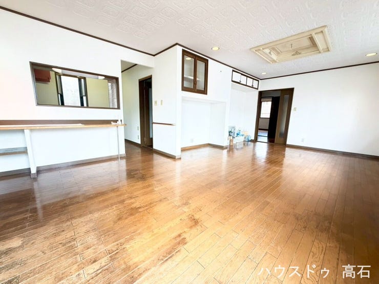奥のキッチンからリビング全体を見渡せる配置になっており、家族やゲストと会話を楽しみながら料理ができます。