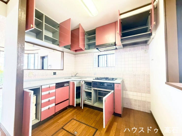 すっきり片付く:調理器具や食器、食品ストックが多くても、外に出さずに収納可能です。
キッチンに窓が2カ所あるので、日中は外の光が入り、明るい環境で調理ができます。