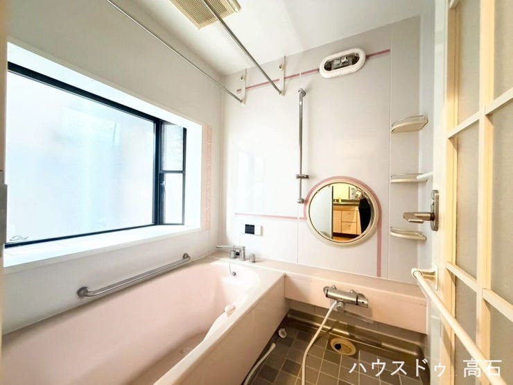 浴室としてはかなり大きめの出窓があり、日中は自然光だけでとても明るいです。
