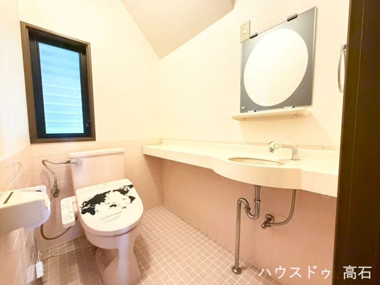1階トイレ
ディスプレイも自由:お気に入りのフレグランスや観葉植物などを飾るスペースとしても最適です。