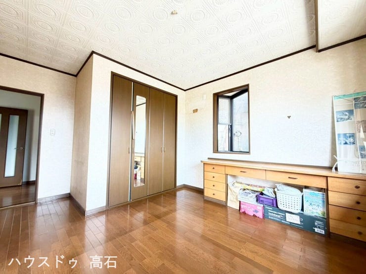 1階洋室 約9.2畳
木製カウンター:部屋のサイズにぴったり合わせて作られた、贅沢な一体型のデスク兼収納棚です。