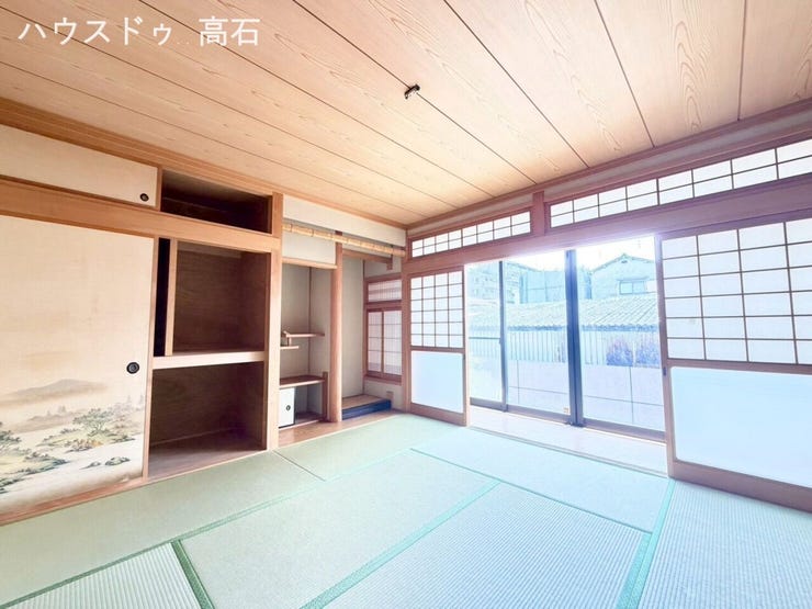 1階和室8畳
来客をお通しする「客間」としてこれ以上ない格調高さです。
雪見障子と広縁があり、ひなたぼっこやリラックススペースに最適です♪