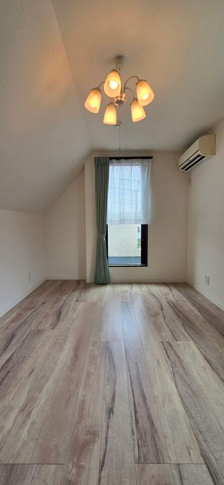 3階ならではの明るさと開放感が魅力なお部屋です。バルコニーに面しているのも良いですね。