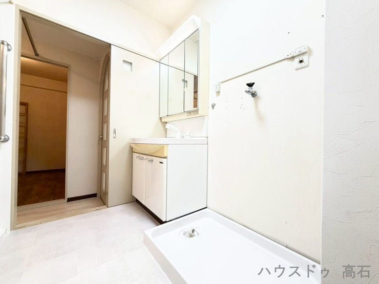 ゆとりのある洗面所は、ご家族での使用にも便利で、朝の身支度もスムーズに行える快適な空間です。