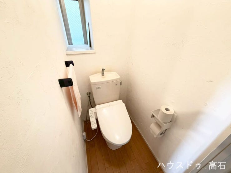 白を基調とした清潔感あふれるトイレ空間。